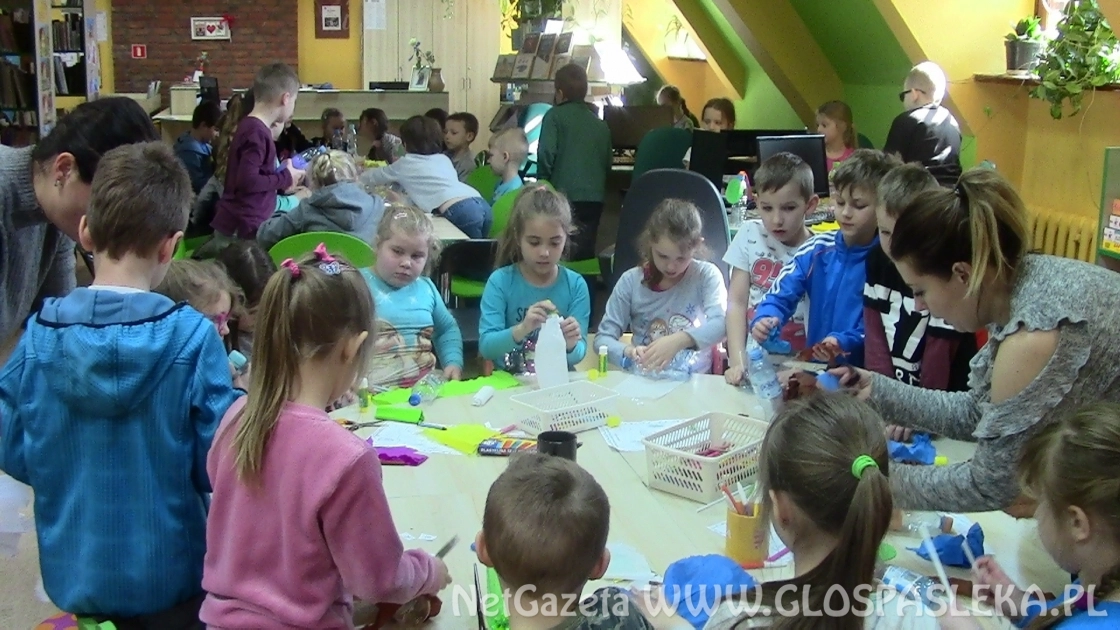 Pierwszoklasiści w bibliotece