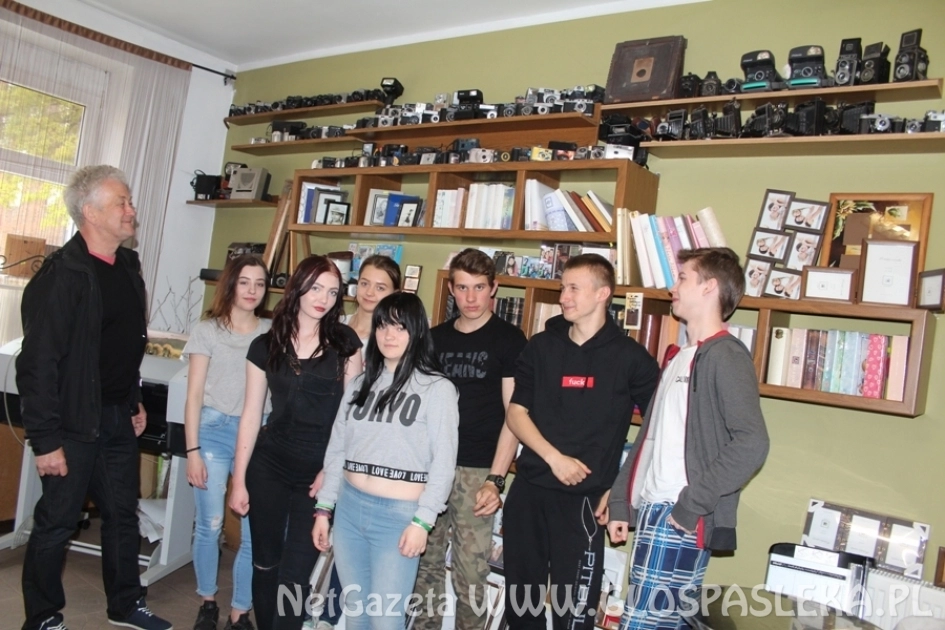 Poznawanie zawodu fotografa przez młodzież OSiW