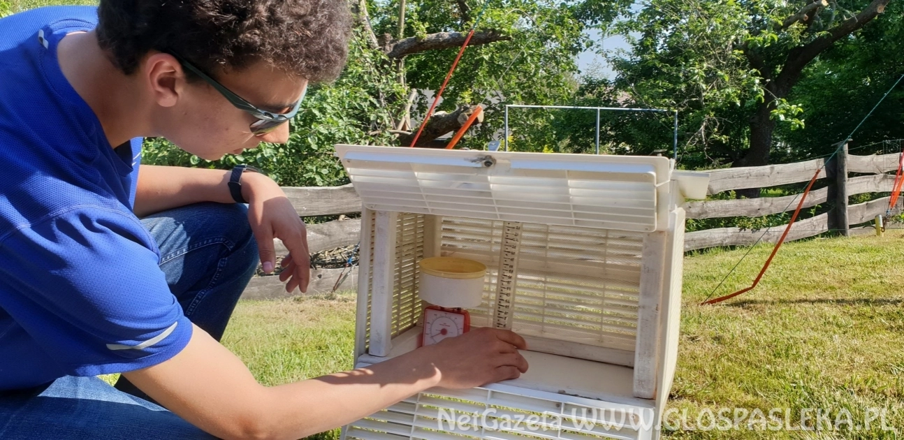 Licealiści z ZSEiT  na stacji meteorologicznej
