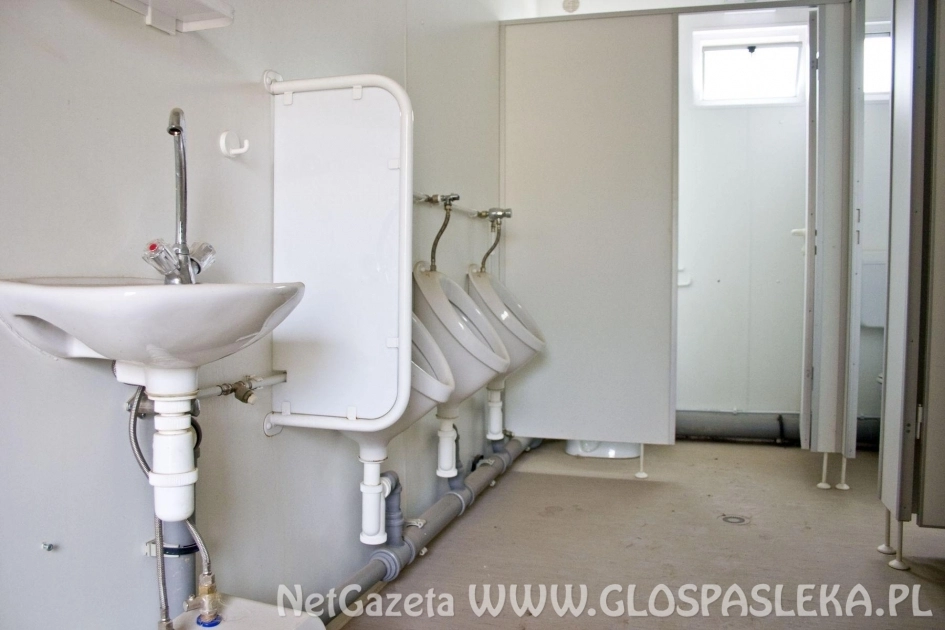 Kontener sanitarny na przełomie lipca i sierpnia