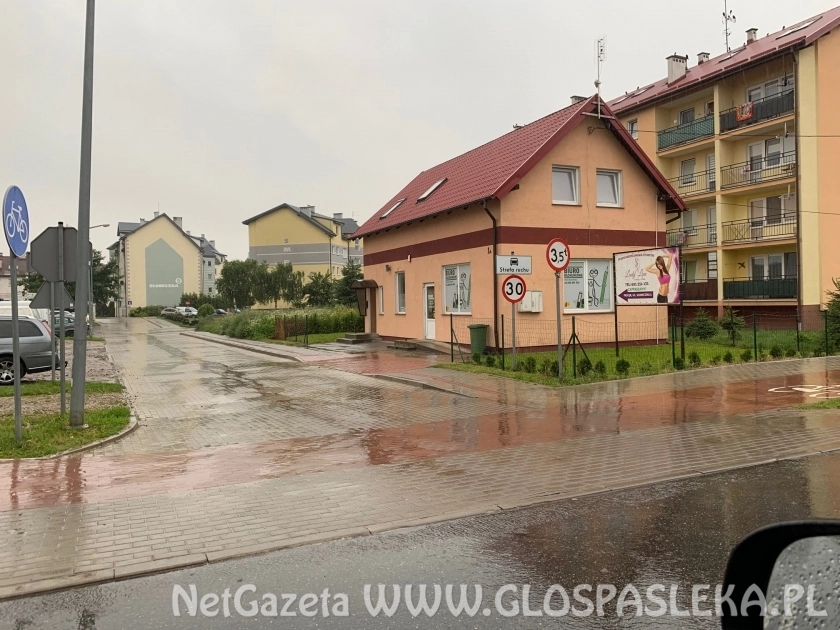 Plac zabaw i garaże