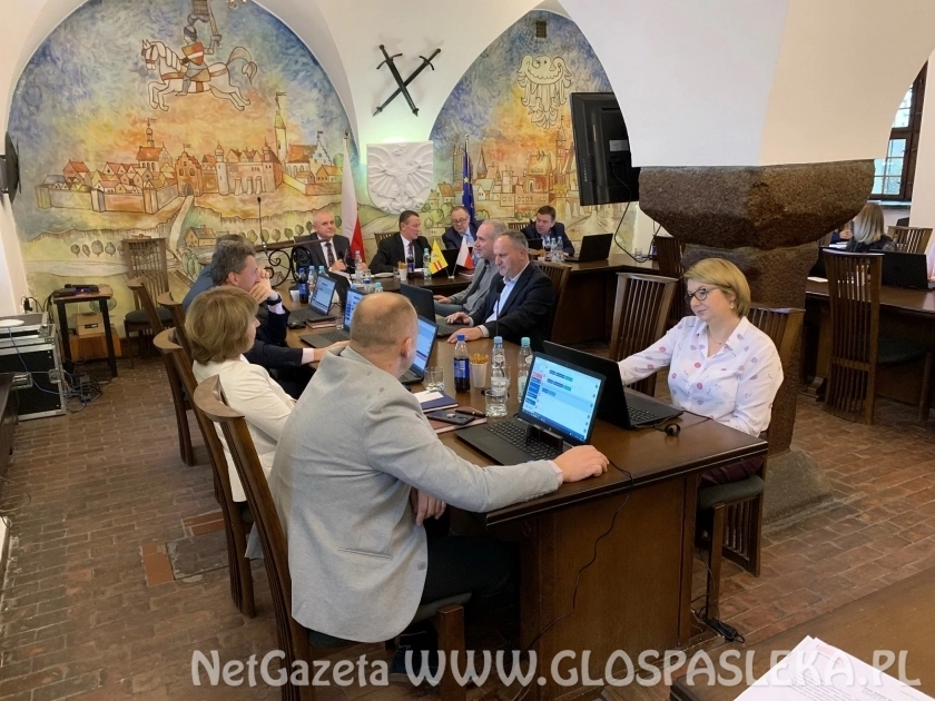 Koniec wakacji dla radnych