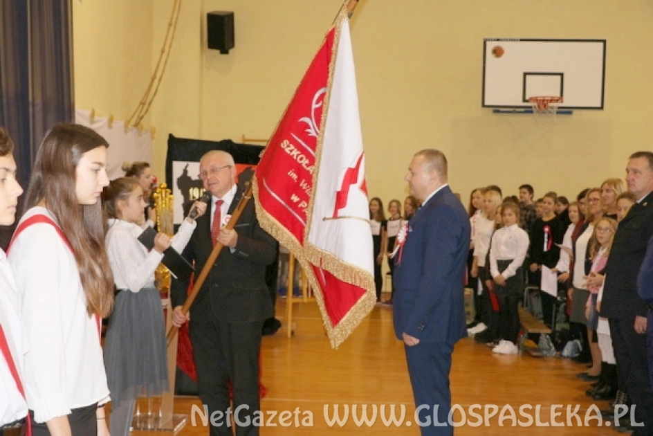 SP nr 1 z nowym sztandarem