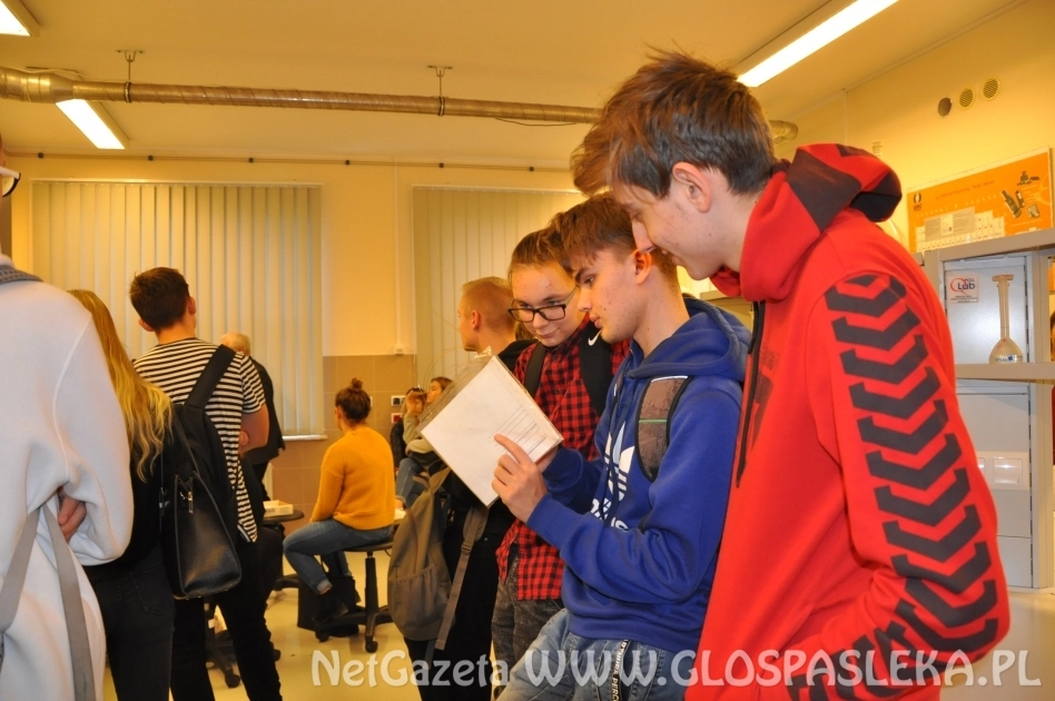 Uczniowie Zespołu Szkół poznają zastosowanie chromatografii oraz spektrofotometrii w badan