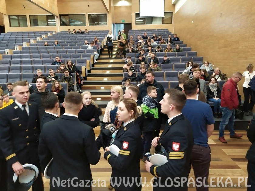 Kadeci z ZSEiT Pasłęk w „marynarce wojennej”     