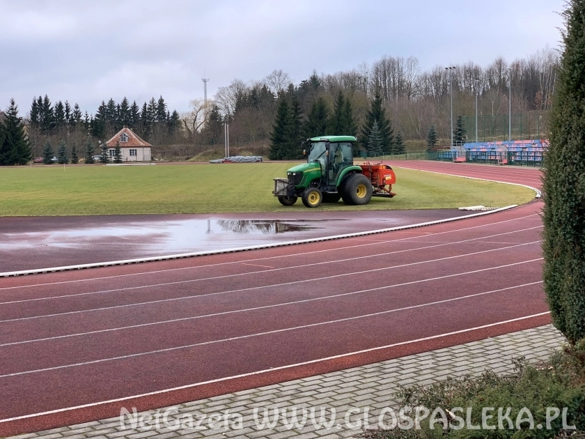 Prace pielęgnacyjne na stadionie