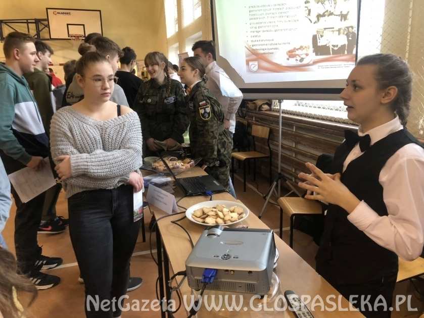 Młodzież  ZSEiT  na giełdzie szkół 