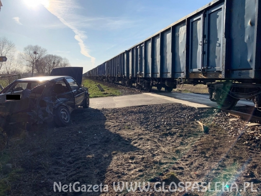 Kolizja samochodu VW z pociągiem