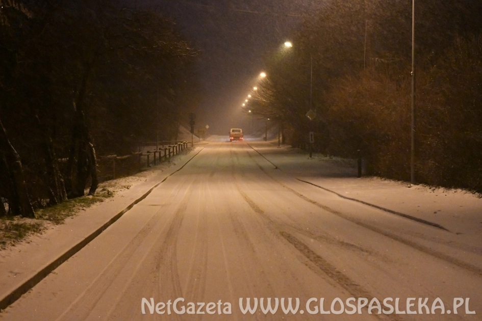 Opady śniegu i burze