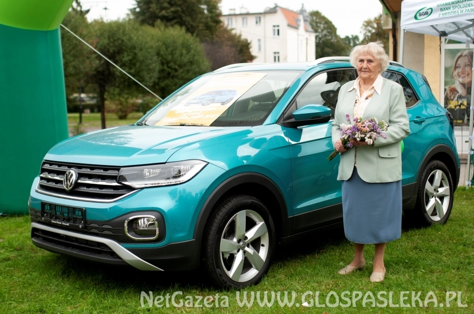 ZWYCIĘZCA LOTERII LOKATA SGB ODBIERA SAMOCHÓD W BRANIEWSKO-PASŁĘCKIM BANKU SPÓŁDZIELCZYM 