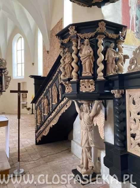 Ambona i baptysterium