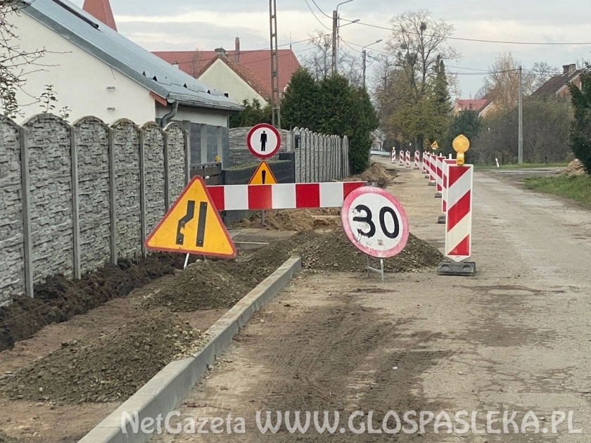 Dobre tempo na budowie chodnika