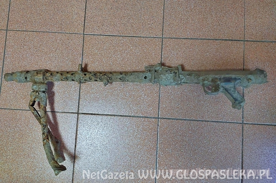 Kopali basen i znaleźli karabin maszynowy. Policjanci zabezpieczyli broń