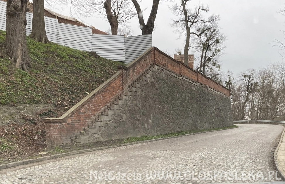 Jedna oferta na remont muru i schodów