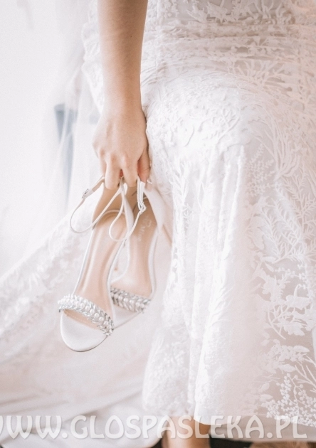 Czy warto zdecydować się na suknie ślubne z odkrytymi plecami?