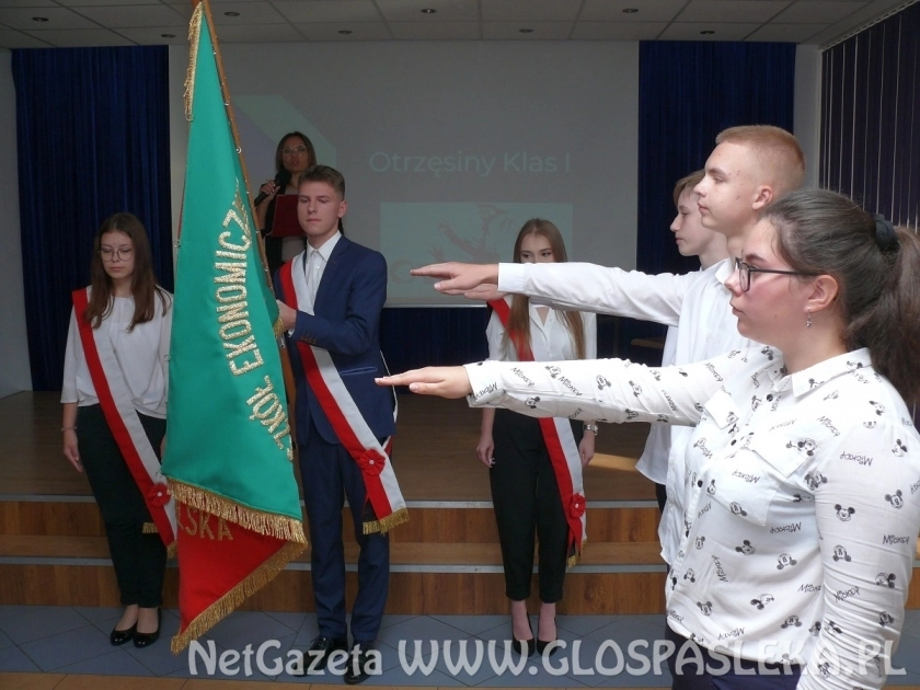Ślubowanie i otrzęsiny klas pierwszych w ZSEiT w Pasłęku