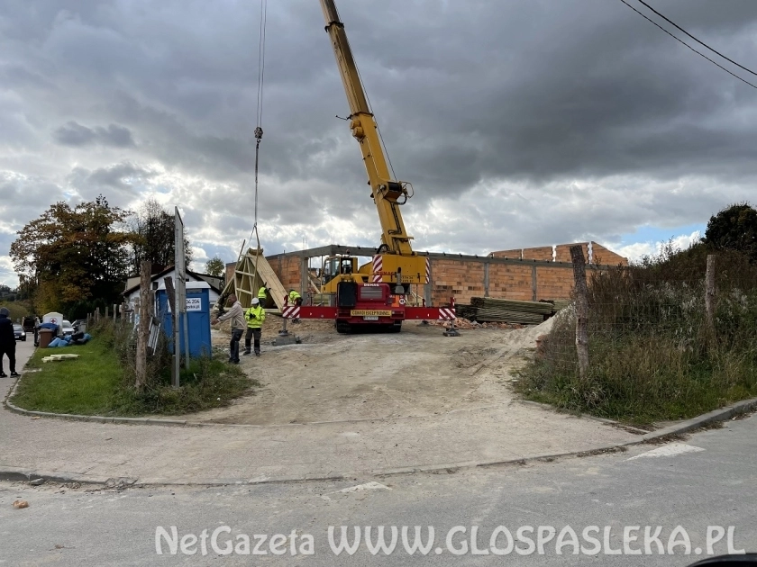 Dobre tempo na budowie Dino