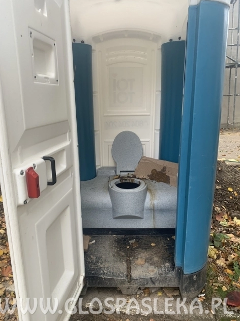 Publiczny problem z publiczną toaletą na cmentarzu - drastyczne zdjęcie