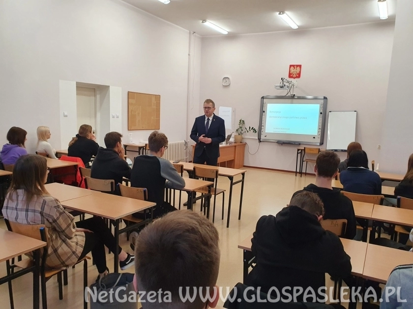 Uczniowie ZS za pan brat z zagadnieniami prawnymi 