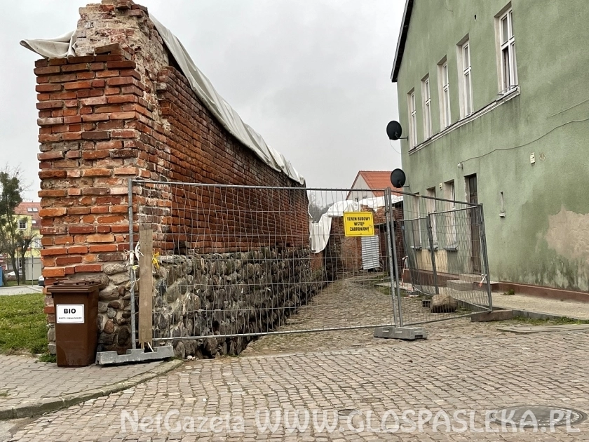 Kolejny fragment murów do remontu