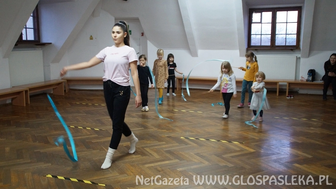 TANIEC WSPÓŁCZESNY ZE WSTĄŻKĄ - PIERWSZE ZAJĘCIA