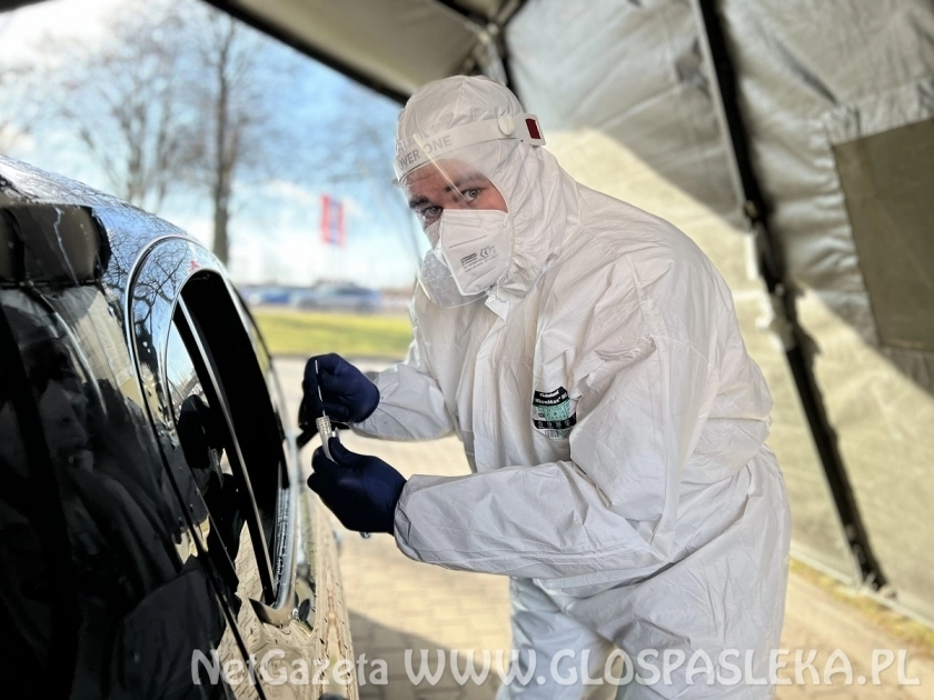 Żołnierze braniewskiego batalionu wykonują wymazy