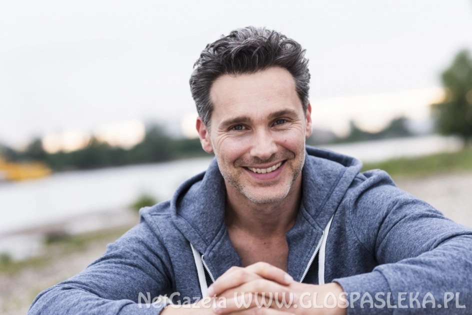 Bluzy męskie z topowych marek - sprawdź, jakie sprezentować partnerowi