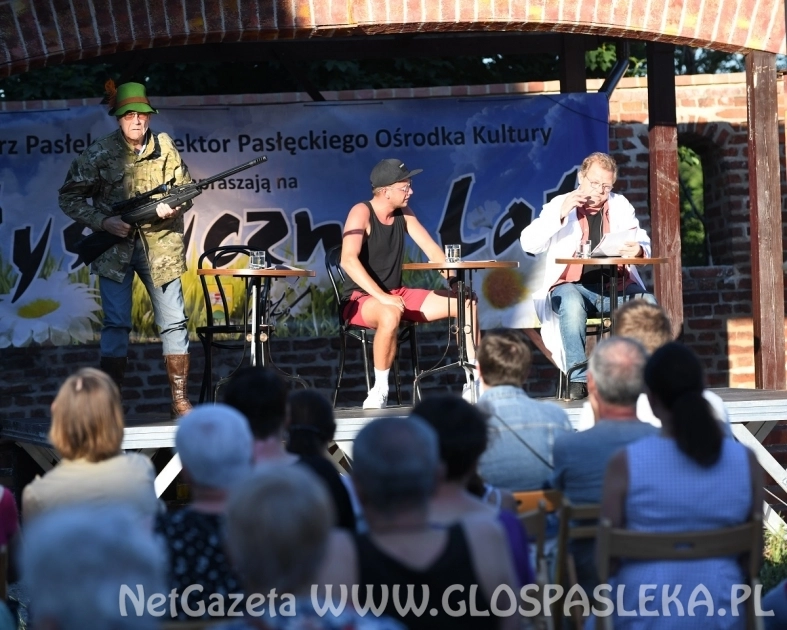 Karol na scenie przy murach