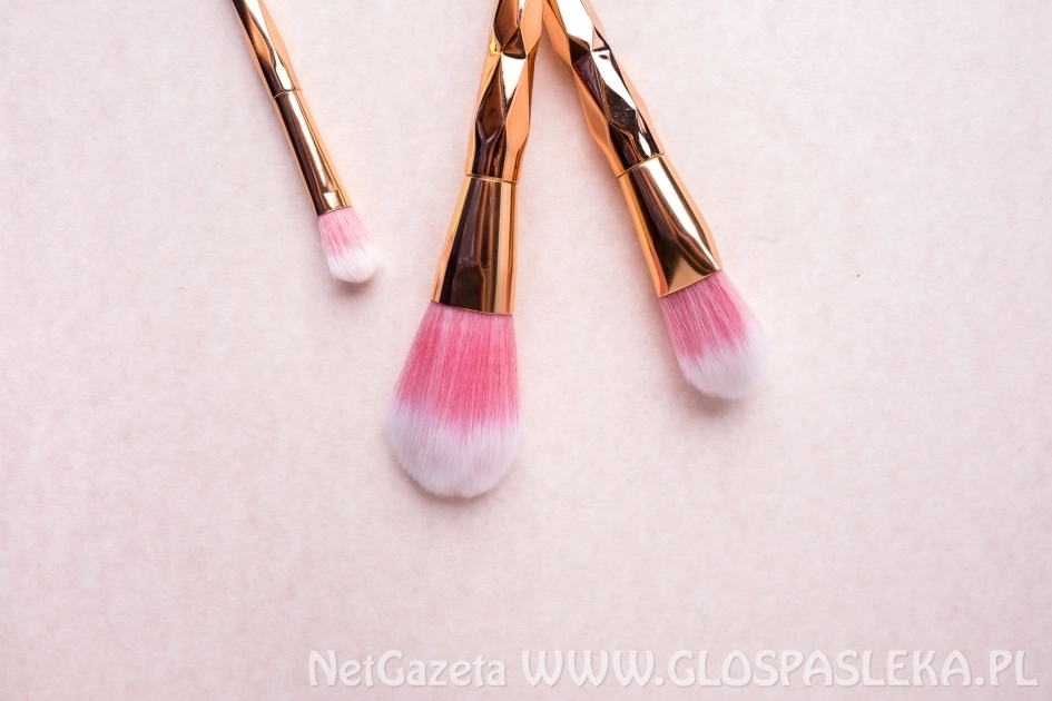 Różowy makijaż na lato