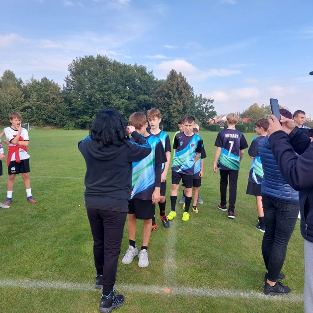 Grali młodzi piłkarze