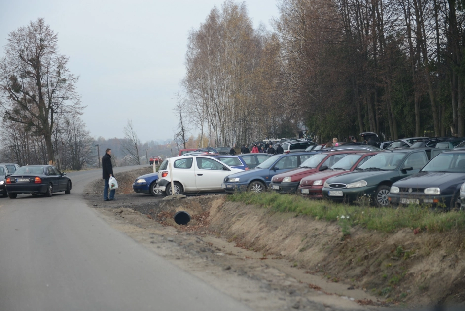 Autobusem na cmentarz