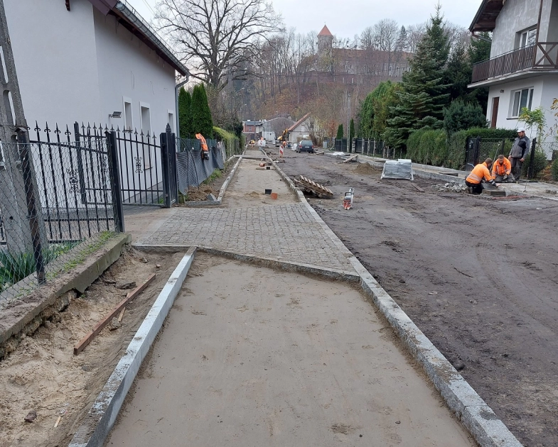 Układany jest kamień