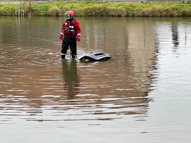 Mercedesem wjechał do stawu