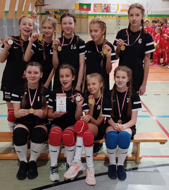 SP nr 1 w Pasłęku mistrzem powiatu w mini piłce siatkowej dziewcząt.
