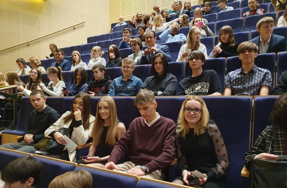 Uczniowie Zespołu Szkół na niezwykłym spotkaniu z Wiedźminem