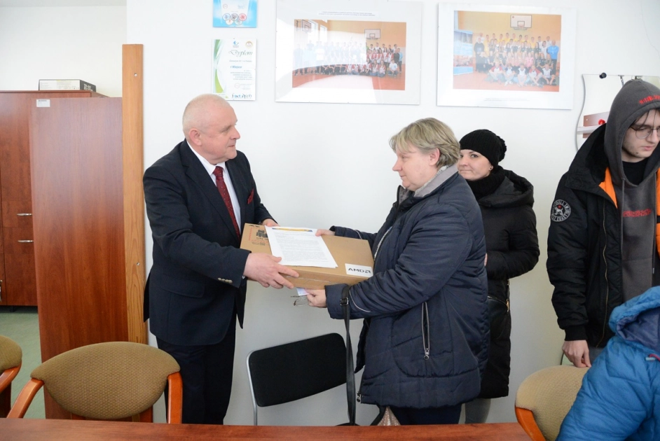 Pierwsze laptopy rozdane