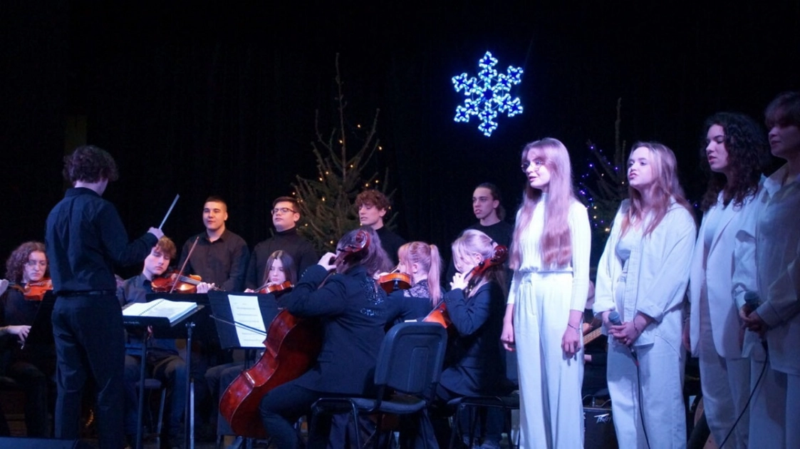 Koncert pod świątecznym drzewkiem