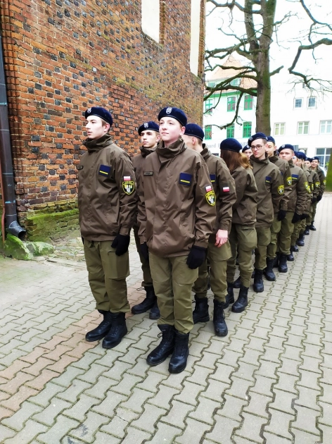 Kadeci ZSEiT pod pomnikiem Orla Białego w Pasłęku.