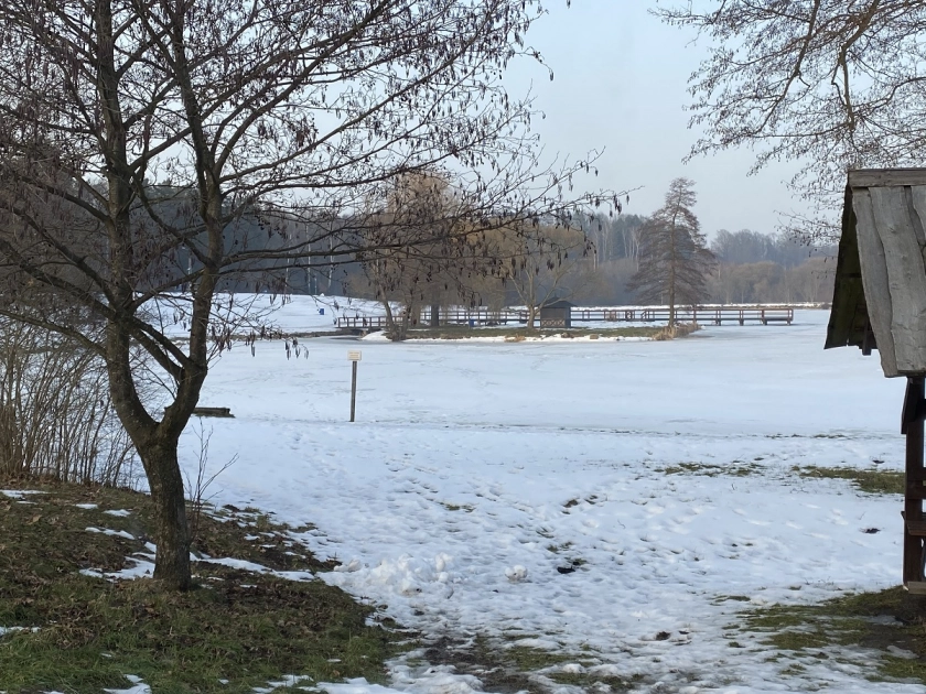 Niebezpieczne zabawy na lodzie