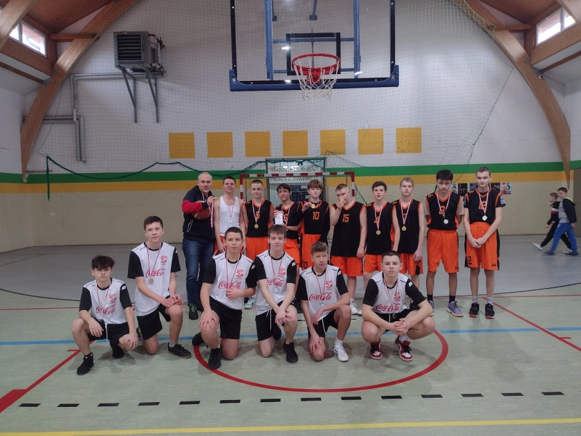 KOSZYKARZE Z JEDYNKI I TÓRJKI  NAJLEPSI W POWIECIE