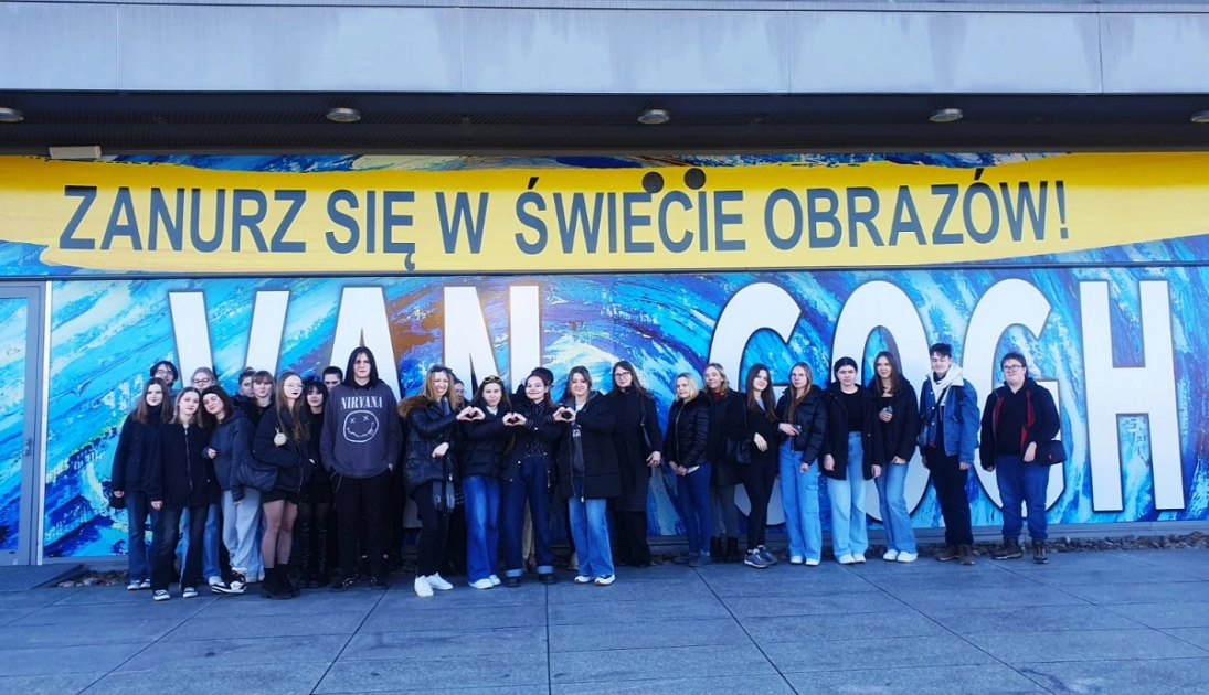 Młodzież Zespołu Szkół zanurza się w świat obrazów Van Gogha