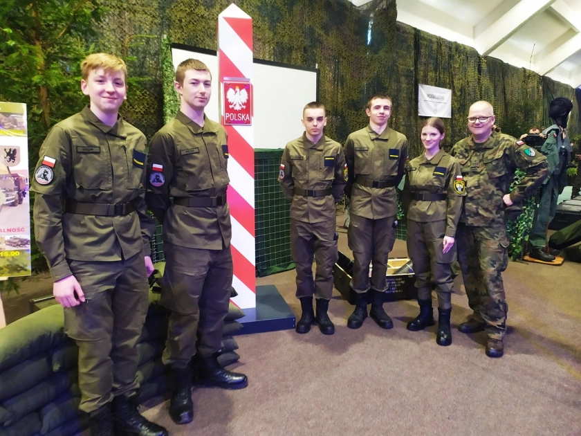 Kadeci z ZSEiT na Wojskowych Targach Służby i Prac