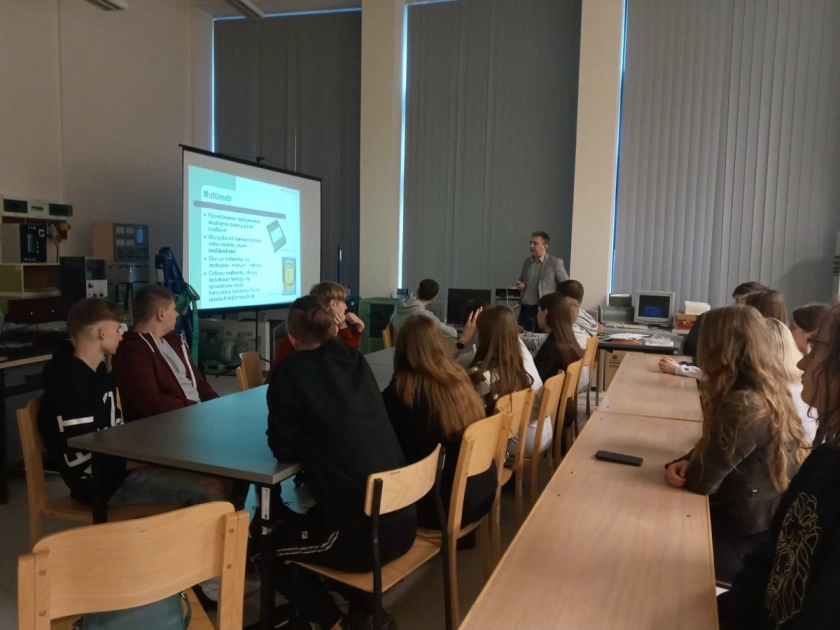 Warsztaty z fizyki na ANS w Elblągu dla uczniów ZS