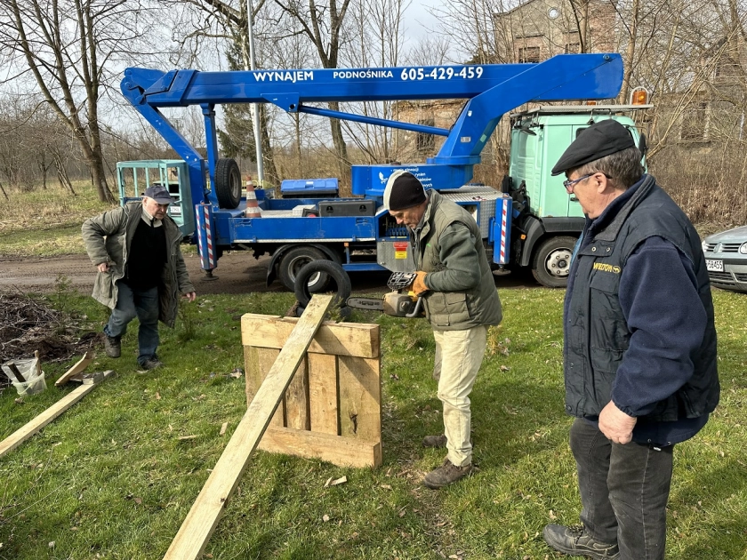 Bocian czekał na nowe gniazdo