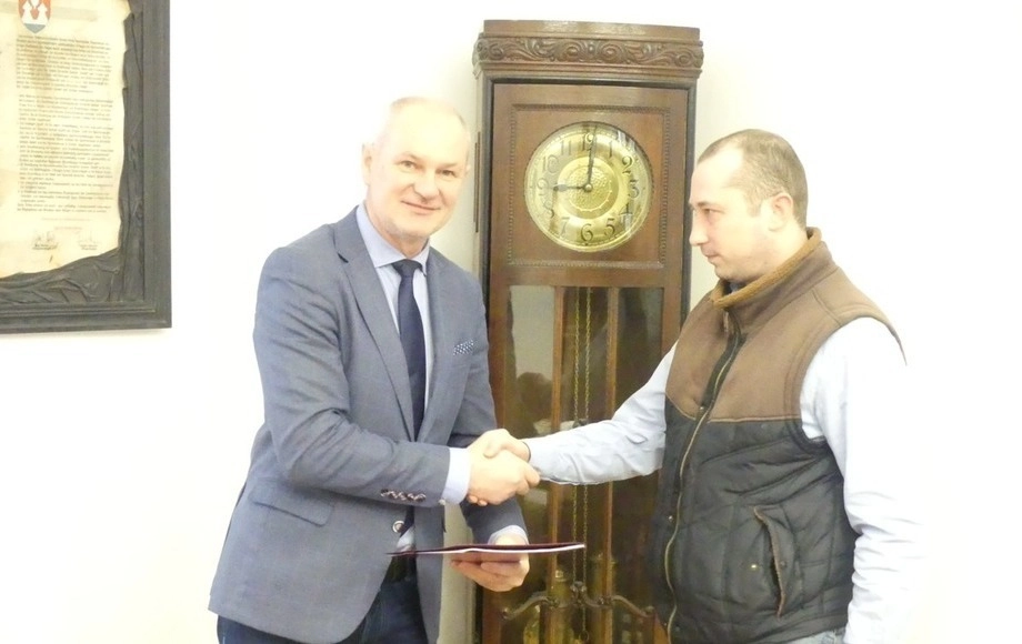 Podpisanie umowy na dostawę kruszywa