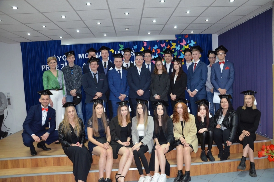 OSTATNI DZWONEK – pożegnanie absolwentów w ZSEiT w Pasłęku