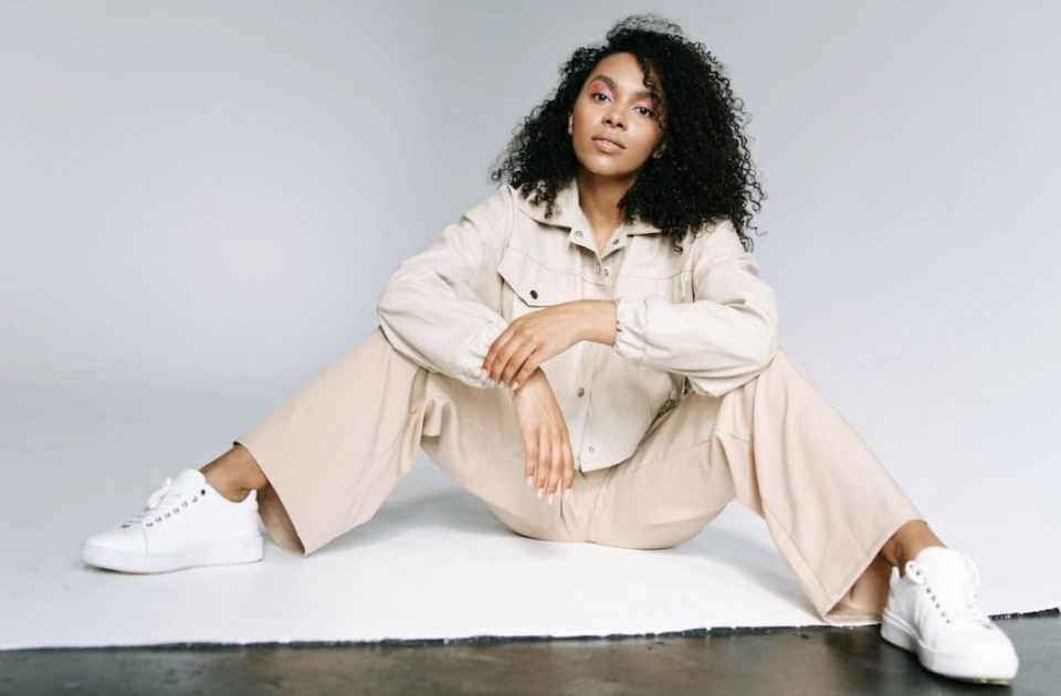 Białe sneakersy damskie - styl i wygoda na Twoich stopach