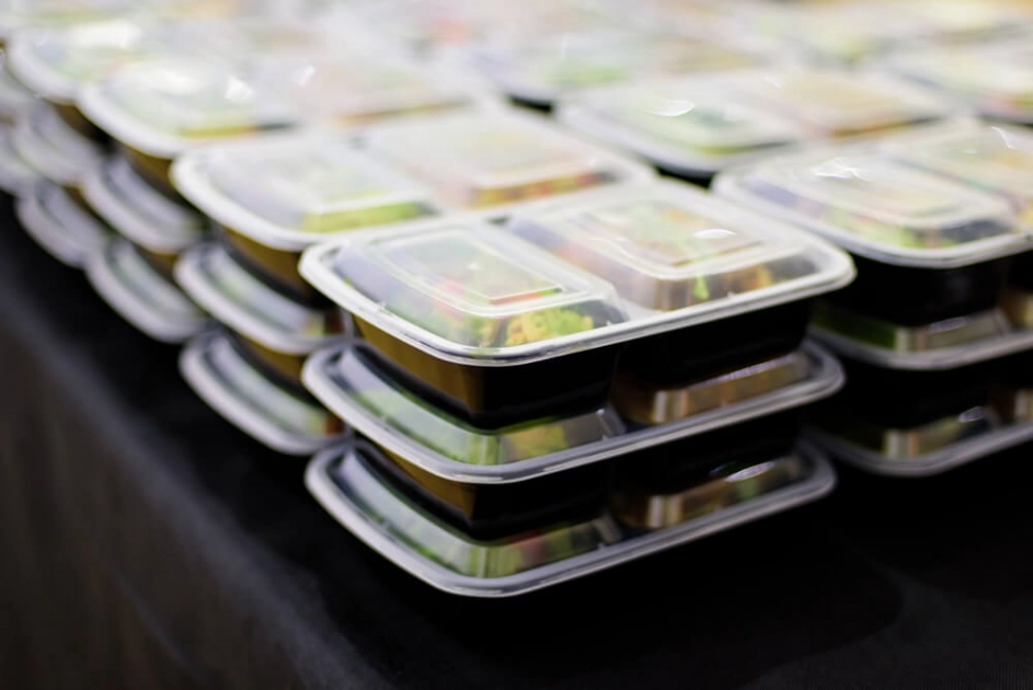Wybór opakowań jednorazowych do cateringu - dlaczego jest tak istotny?