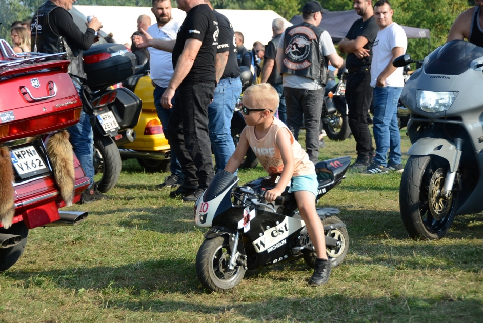 ponad 300 motocyklistów