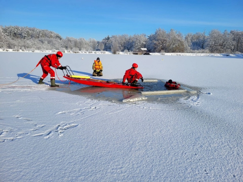 Strażacy ćwiczyli na lodzie